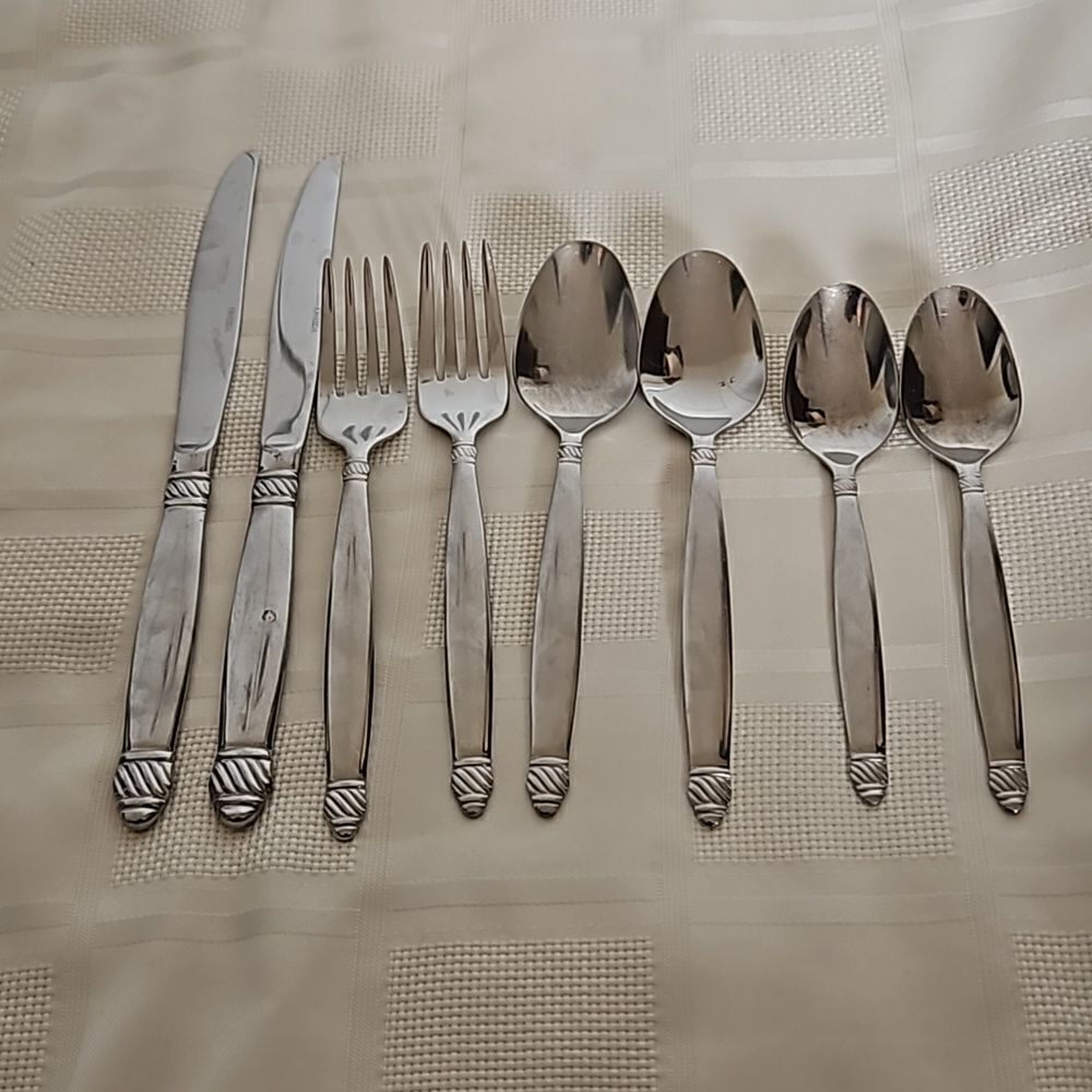 Onieda 8 Pieces Stainless Steel Everyday Flatware Set 18/10 Silver